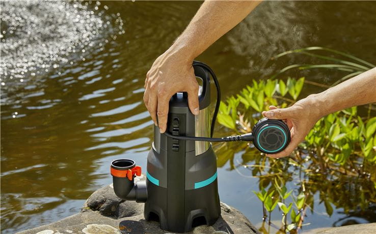 Pompe vide-cave Gardena 25000 utilisée pour vider un bassin