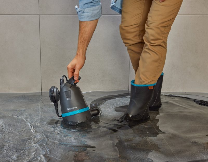 Pompe Gardena 8600 utilisée pour vider une surface d'eau claire