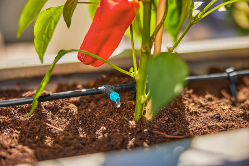 Goutteur en ligne Gardena placé dans un pot de balcon