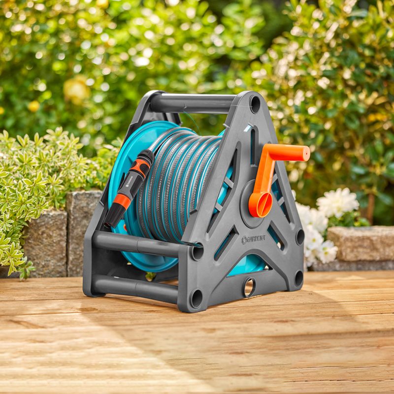 Dévidoir portable Gardena vu de côté avec sa poignée d'enroulement