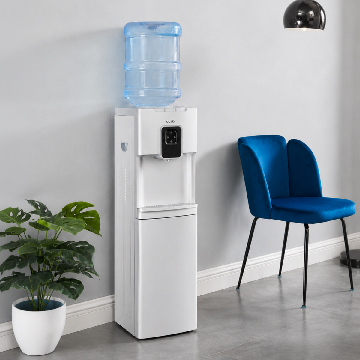 Fontaine à eau Daiko DDE5102DK installée dans un séjour
