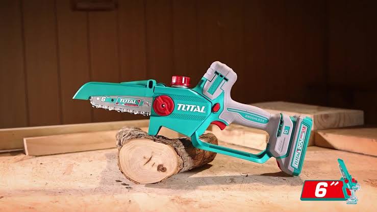 Mini tronçonneuse sans fil TOTAL TGSLI20662 20 V avec guide-chaîne de 6 pouces